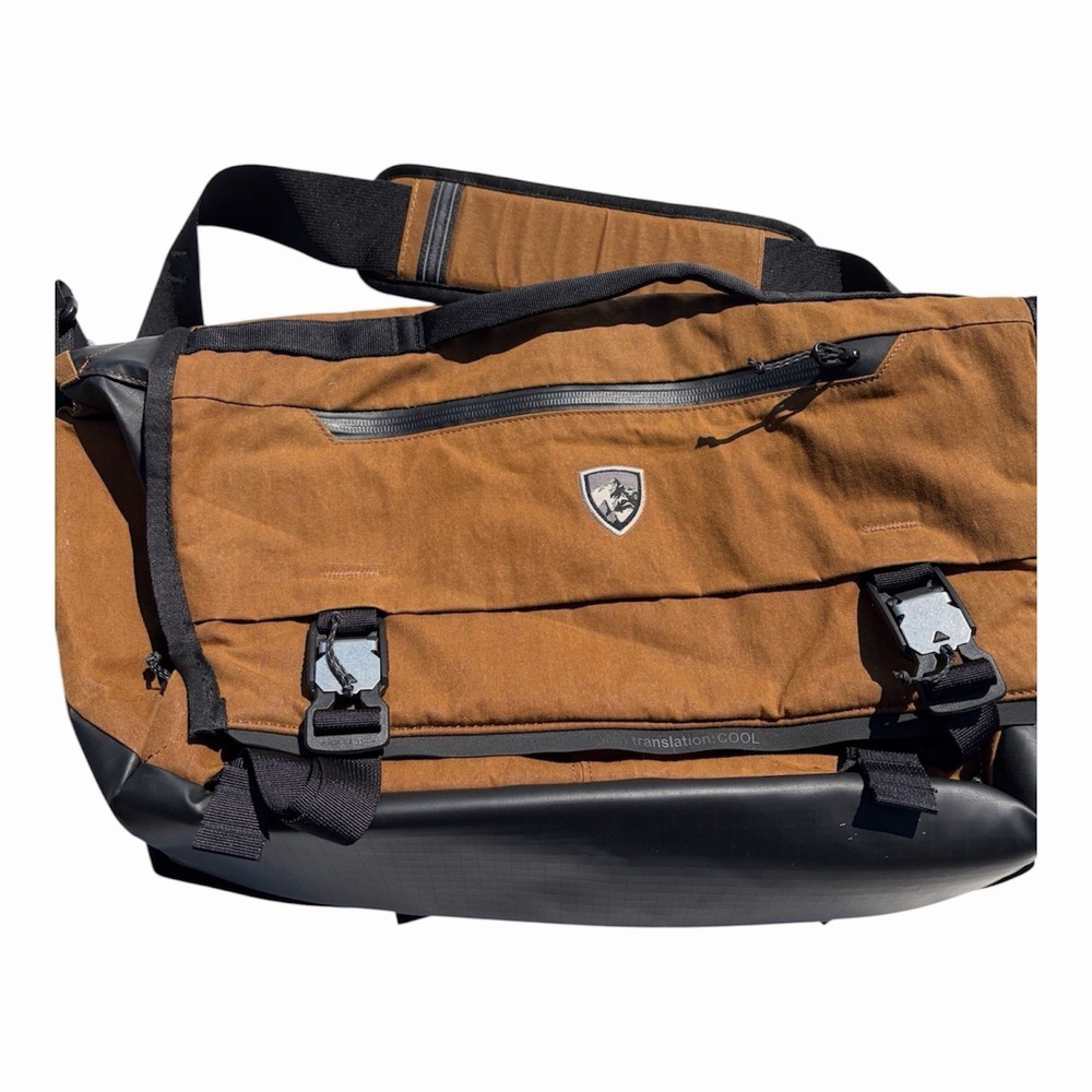 KUHL 14L ESKAPE MESSENGER BAG TEAK BROWN LAPTOP TRAVEL CROSSBODY STYLE #736 EUC